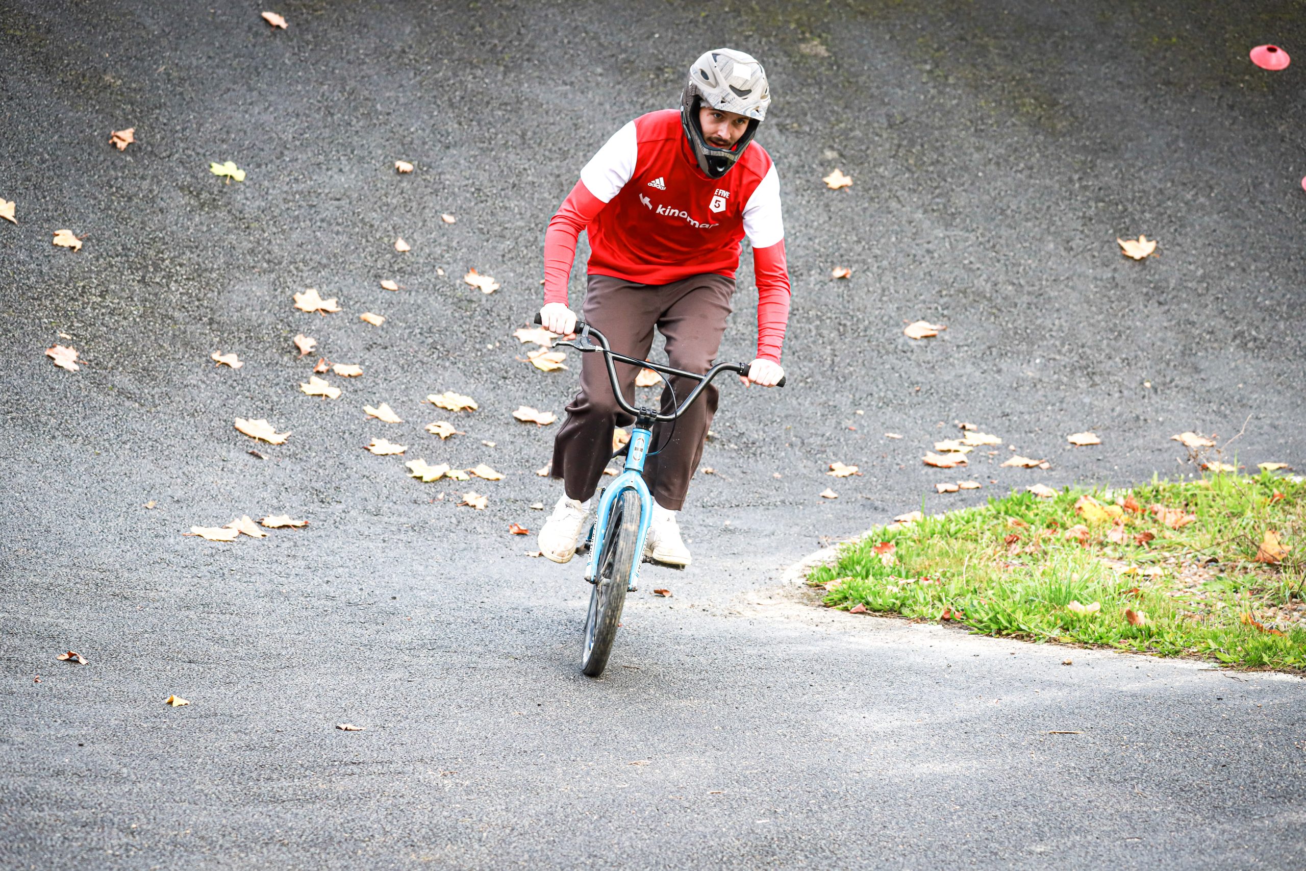 Baptême de BMX adulte Adulte faisant du BMX sur la piste adapté
