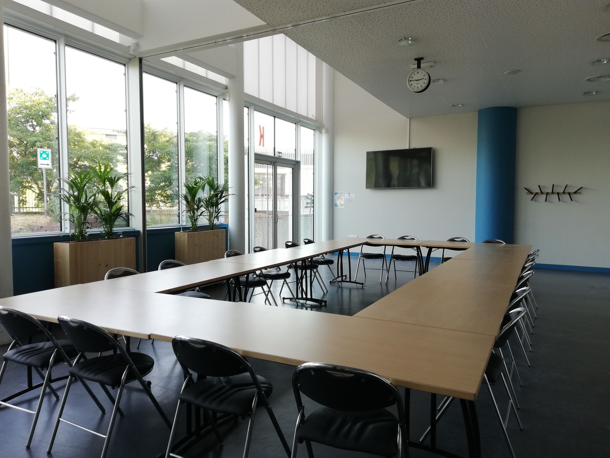 Salle 100m²_tables en U Petite salle de reunion 100m2