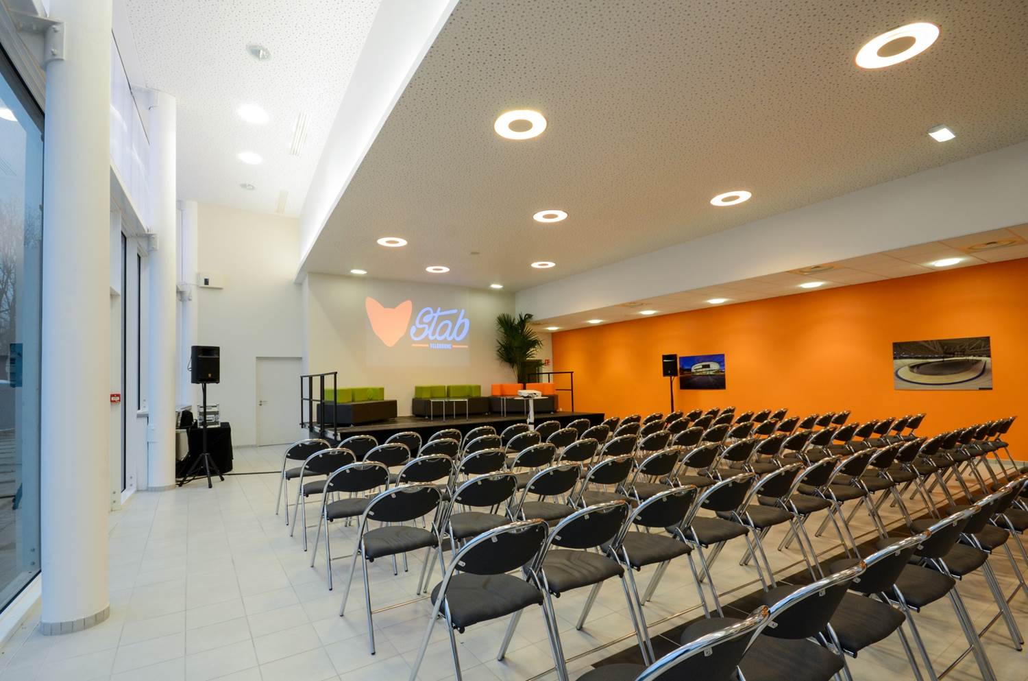 salle250m² Adulte faisant du BMX sur la piste adapté