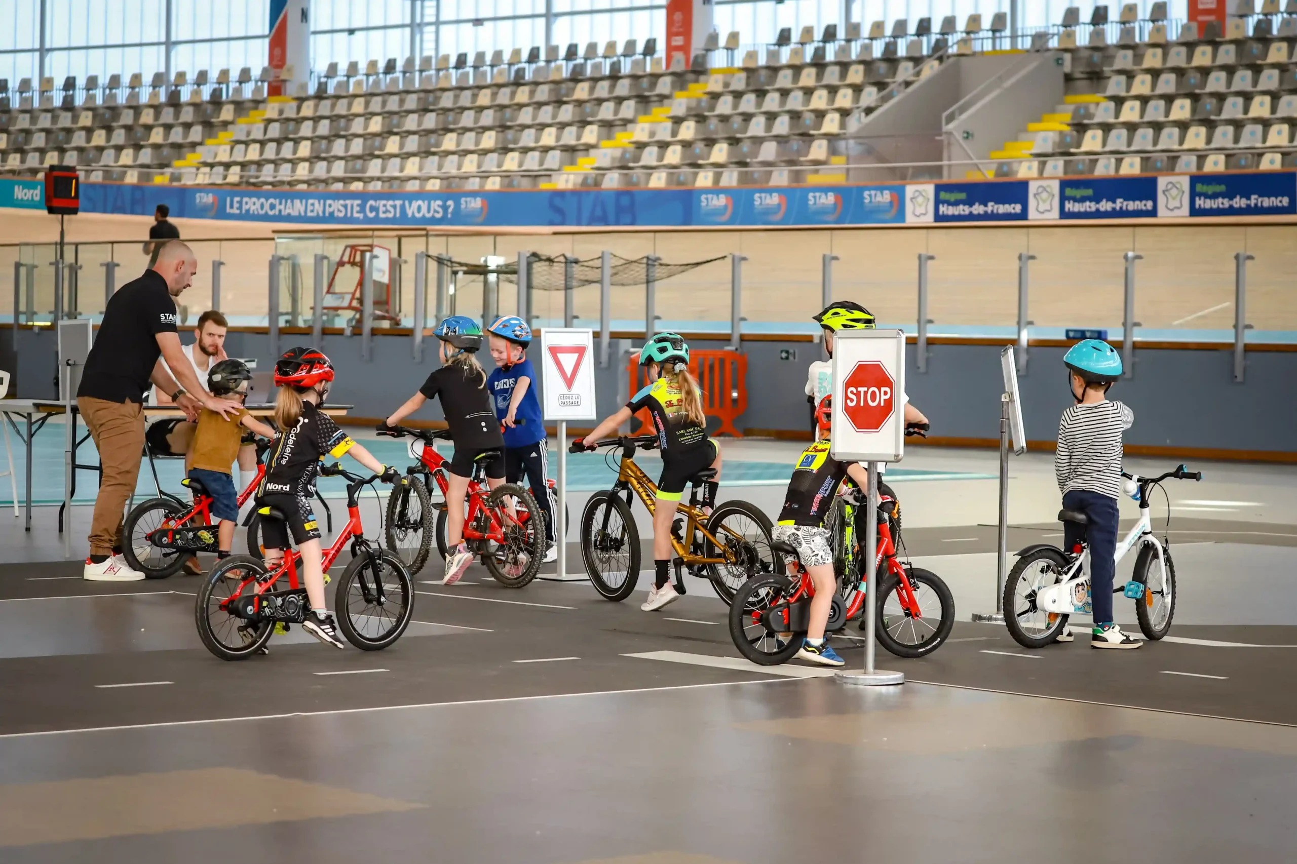IMG_4212_compressed Adulte faisant du BMX sur la piste adapté