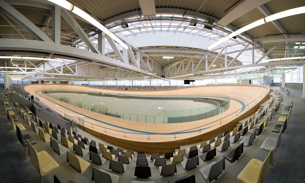 Velodrome--9 Adulte faisant du BMX sur la piste adapté