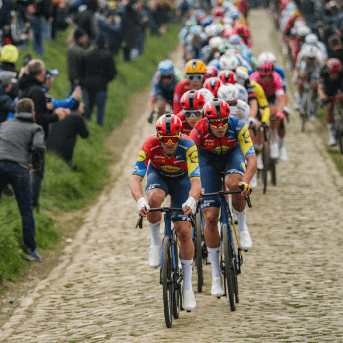 cyclisme-roubaix-paris-roubaix Peloton de cyclistes sur les pavés de Paris-Roubaix lors d’une course emblématique du cyclisme Roubaix